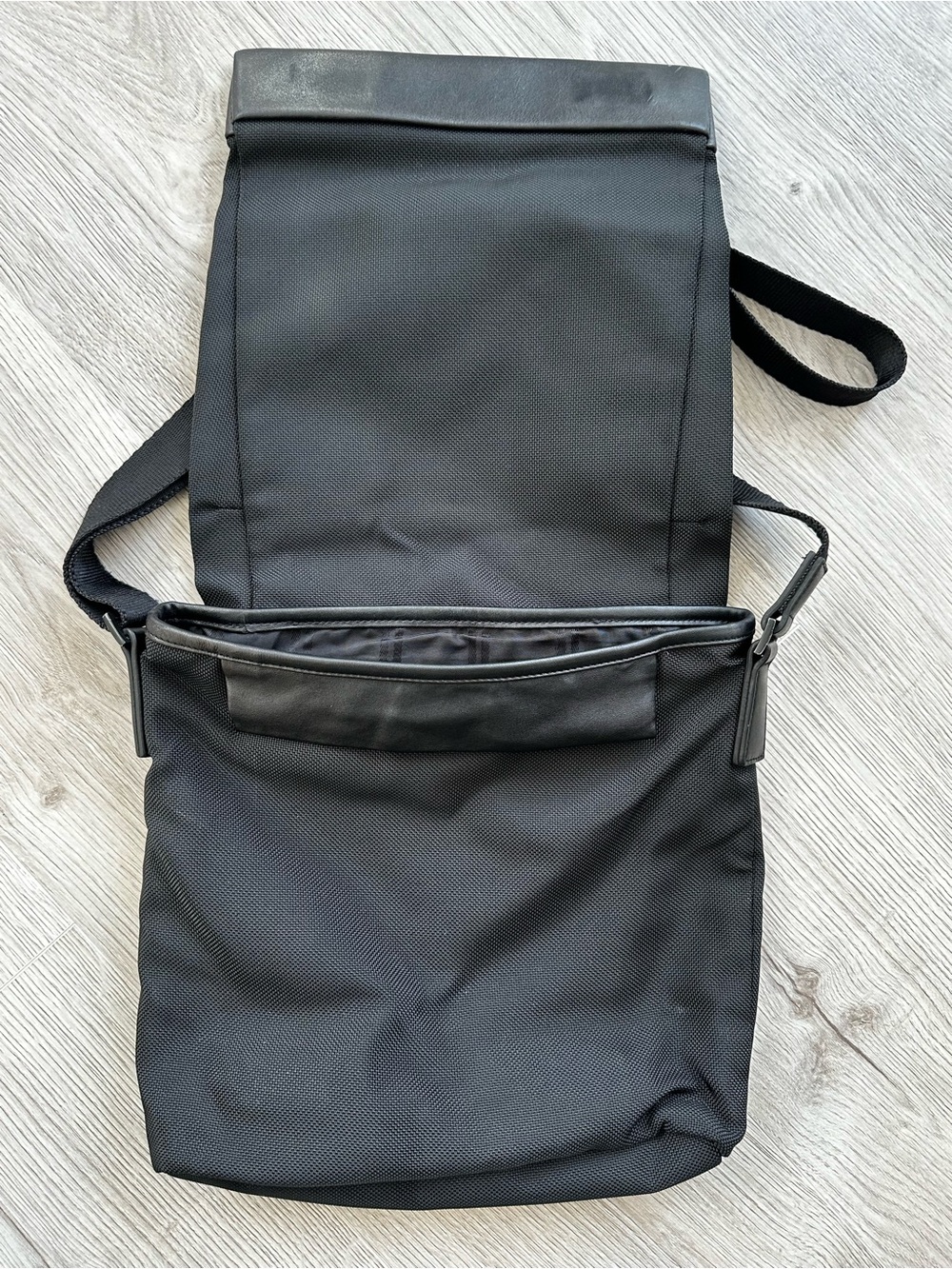 Vintage TUMI Black Ballistic Nylon Crossbody Messenger Flap Bag 4368D3 - Picture 4 of 9